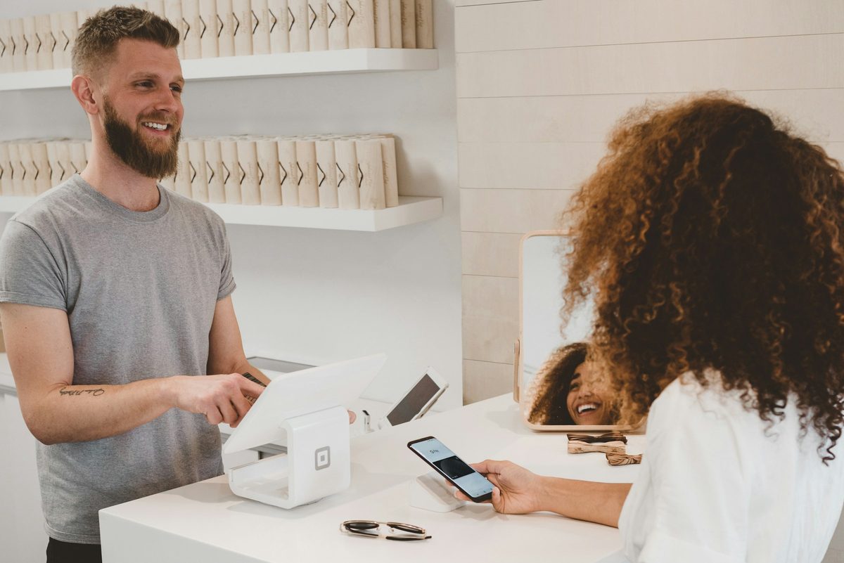 Embaixadora Nextron cadastrando cliente em estabelecimento comercial